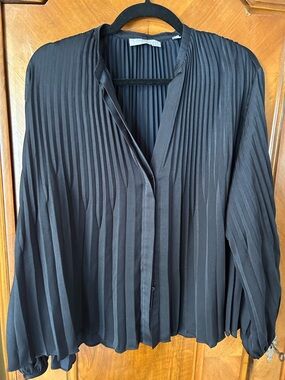Vince Black Pleated Top with Label Detail Sz m